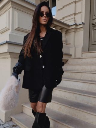 Čierne sako s textúrou buklé. V ponuke aj v bielej farbe ❄️